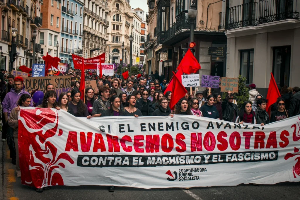 8M: «Si el enemigo avanza, avancemos nosotras»