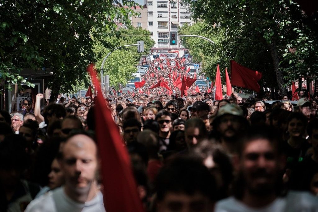 Manifestación con banderas rojas
